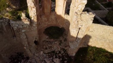 Cerezo de Rio Tiron 'un havadan görünüşü, İspanya' nın Burgos eyaletindeki antik bir köy. Yüksek kalite 4k görüntü