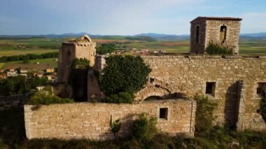 Cerezo de Rio Tiron 'un havadan görünüşü, İspanya' nın Burgos eyaletindeki antik bir köy. Yüksek kalite 4k görüntü
