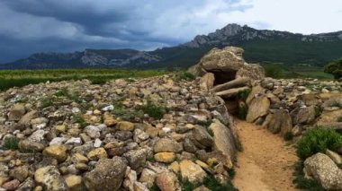 İspanya Alava 'da Megalitik Dolmen Alto de la Huesera. Yüksek kalite 4k görüntü