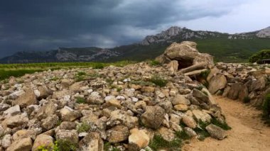 İspanya Alava 'da Megalitik Dolmen Alto de la Huesera. Yüksek kalite 4k görüntü