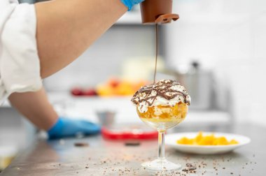 Şef lezzetli bir tatlı hazırlıyor. Yüksek kalite 4k görüntü