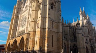 Leon, Kastilya ve Leon 'un Gotik Katedrali' nin manzarası. Yüksek kalite 4k görüntü