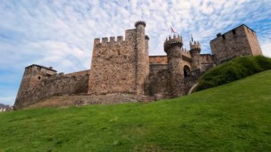 Ponferrada, İspanya 'daki Tapınak Şövalyeleri Şatosu. St. James Yolu' ndaki 12. yüzyıl ortaçağ kalesi. Yüksek kalite 4k görüntü