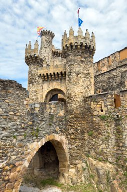 Ponferrada, İspanya 'daki Tapınak Şövalyeleri Şatosu. St. James Yolu' ndaki 12. yüzyıl ortaçağ kalesi. Yüksek kaliteli fotoğrafçılık