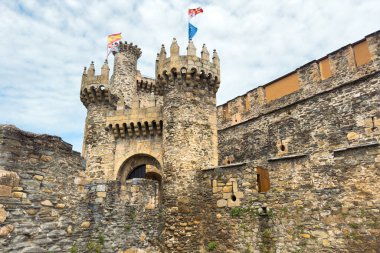 Ponferrada, İspanya 'daki Tapınak Şövalyeleri Şatosu. St. James Yolu' ndaki 12. yüzyıl ortaçağ kalesi. Yüksek kaliteli fotoğrafçılık