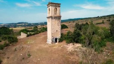 İspanya, Burgos, Condado de Trevino 'daki ünlü lanetli Ochate kasabasının hava manzarası. Yüksek kalite 4k görüntü