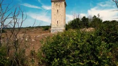 İspanya, Burgos, Condado de Trevino 'daki ünlü lanetli Ochate kasabasının hava manzarası. Yüksek kalite 4k görüntü