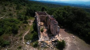 İspanya, Burgos, Condado de Trevino 'daki ünlü lanetli Ochate kasabasının hava manzarası. Yüksek kalite 4k görüntü
