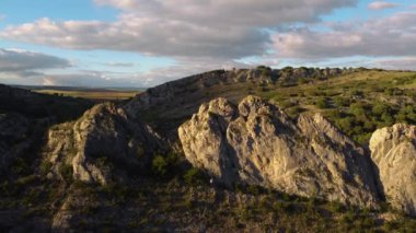 Duvara tırmanan erkek kaya tırmanışçısının halatı bağladığı hava görüntüsü. Adrenalin, açık havada yapılan aşırı spor aktiviteleri. Yüksek kalite 4k görüntü