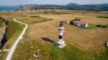 İspanya, Cantabria 'daki Ajo' nun deniz fenerinin manzarası. Yüksek kalite 4k görüntü