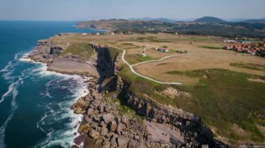 İspanya, Cantabria 'daki Ajo' nun deniz fenerinin manzarası. Yüksek kalite 4k görüntü