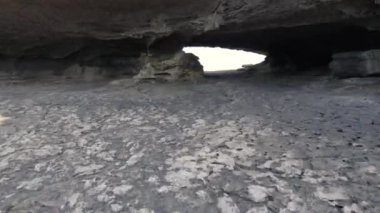 La Ojerada İspanya 'nın Cantabrian kıyı şeridinde bulunan doğal bir kemerdir. Yüksek kalite 4k görüntü