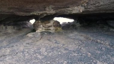 La Ojerada İspanya 'nın Cantabrian kıyı şeridinde bulunan doğal bir kemerdir. Yüksek kalite 4k görüntü