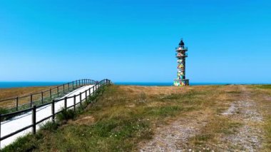 İspanya, Cantabria 'da bulunan Ajo Burnu' nun ünlü deniz feneri. Yüksek kalite 4k görüntü