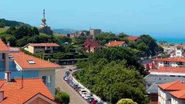 İspanya, Cantabria 'daki ünlü Comillas köyünün panoramik manzarası. Yüksek kalite 4k görüntü