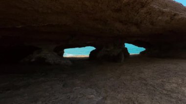 La Ojerada İspanya 'nın Cantabrian kıyı şeridinde bulunan doğal bir kemerdir. Yüksek kalite 4k görüntü