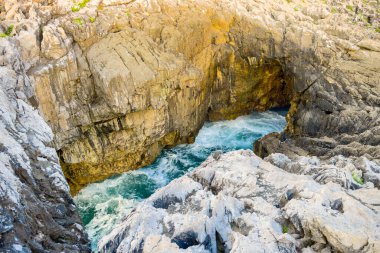 İspanya 'nın Llanes Asturias kentindeki ünlü doğal deniz mağarası. Dalgaların doğal bir kaya kemerine çarpması. Yüksek kaliteli fotoğrafçılık