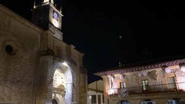 Comillas 'lı Aziz Christopher Kilisesi gece İspanya' da. Yüksek kalite 4k görüntü