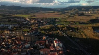 İspanya, La Rioja 'da gün batımında Haro kasabasının hava manzarası. Yüksek kalite 4k görüntü