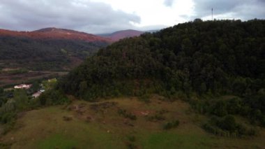 Santa Cruz del Valle Urbion ve Demanda dağlarının günbatımında Burgos, Kastilya ve Leon 'daki hava manzarası. Yüksek kalite 4k görüntü.