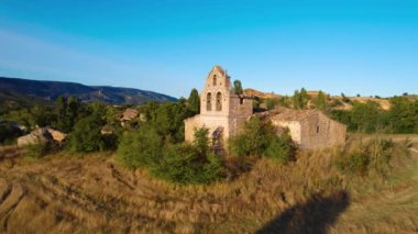 Barcena de Bureba 'nın havadan görünüşü, İspanya' nın Kastilya ve Leon eyaletinde eski bir hayalet kasaba. Yüksek kalite 4k görüntü