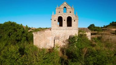 Barcena de Bureba, Burgos, İspanya 'da terk edilmiş bir inzivaya çekilmiş. Yüksek kalite 4k görüntü