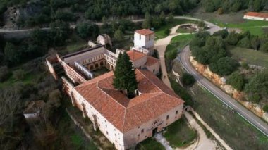 İspanya 'nın Burgos eyaletindeki San Pedro de Arlanza Manastırı' nın kalıntılarının hava manzarası. Yüksek kalite 4k görüntü