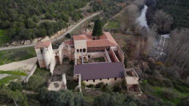 İspanya 'nın Burgos eyaletindeki San Pedro de Arlanza Manastırı' nın kalıntılarının hava manzarası. Yüksek kalite 4k görüntü