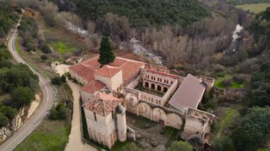 İspanya 'nın Burgos eyaletindeki San Pedro de Arlanza Manastırı' nın kalıntılarının hava manzarası. Yüksek kalite 4k görüntü