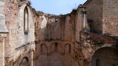İspanya 'nın Burgos eyaletindeki San Pedro de Arlanza Manastırı' nın kalıntılarının hava manzarası. Yüksek kalite 4k görüntü
