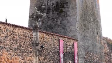 Covarrubias, İspanya - 1 Aralık 2024: Covarrubias, Burgos, Castilla y Leon, İspanya 'nın ortaçağ köyünün eski kasabası. Yüksek kalite 4k görüntü