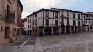Covarrubias, İspanya - 1 Aralık 2024: Covarrubias, Burgos, Castilla y Leon, İspanya 'nın ortaçağ köyünün eski kasabası. Yüksek kalite 4k görüntü