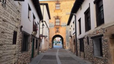 Covarrubias, İspanya - 1 Aralık 2024: Covarrubias, Burgos, Castilla y Leon, İspanya 'nın ortaçağ köyünün eski kasabası. Yüksek kalite 4k görüntü