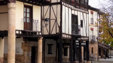 İspanya 'nın Burgos eyaletindeki Covarrubias antik ortaçağ köyü. Yüksek kalite 4k görüntü