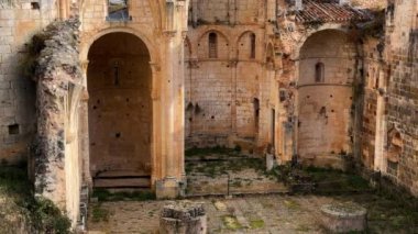 İspanya 'nın Burgos eyaletindeki San Pedro de Arlanza Manastırı harabelerinin manzarası. Yüksek kalite 4k görüntü
