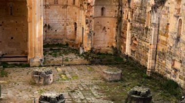 İspanya 'nın Burgos eyaletindeki San Pedro de Arlanza Manastırı harabelerinin manzarası. Yüksek kalite 4k görüntü