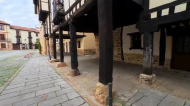 İspanya 'nın Burgos eyaletindeki Covarrubias antik ortaçağ köyü. Yüksek kalite 4k görüntü