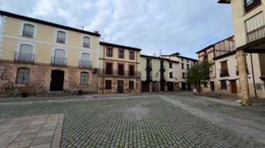 İspanya 'nın Burgos eyaletindeki Covarrubias antik ortaçağ köyü. Yüksek kalite 4k görüntü