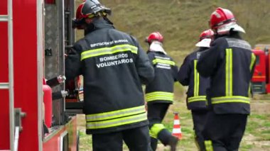 Burgos, İspanya - 12 Mart 2023 İtfaiyeci itfaiye arabasından ekipman alıyor. Yüksek kalite 4k görüntü