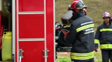 Burgos, İspanya - 12 Mart 2023 İtfaiyeci itfaiye arabasından ekipman alıyor. Yüksek kalite 4k görüntü