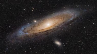 Kozmik Seyahat. Uzayın derinliklerinde bir Yıldızlararası Yolculuk. Andromeda Galaksisi M31 'in gerçek astronomik fotoğrafının animasyonu. Yüksek kalite 4k görüntü
