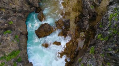 İspanya 'nın Cantabrian kıyı şeridinde manzaralı bir deniz koyunun havadan görünüşü. Yüksek kalite 4k görüntü