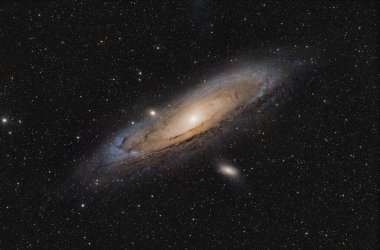 Andromeda Galaksisi, M31. Uzun pozlama ve yüksek çözünürlüklü görüntü, astronomik bir kırıcı teleskopla yakalanmış. Yüksek kalite fotoğraf