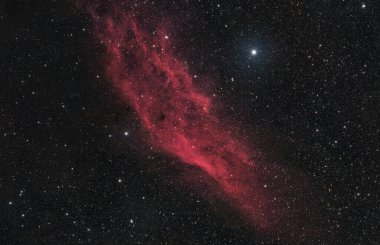 Kaliforniya Bulutsusu NGC 1499 'un gerçek fotoğrafı, Perseus takımyıldızında hidrojen gazıyla parlayan çarpıcı bir emisyon bulutsusu. Yüksek kalite fotoğraf