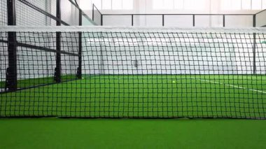Boş bir Padel Court Ağı 'nın yakın görüntüsü. Yavaş çekim takip. Sabit Dolly şutu. Yüksek kalite 4k görüntü