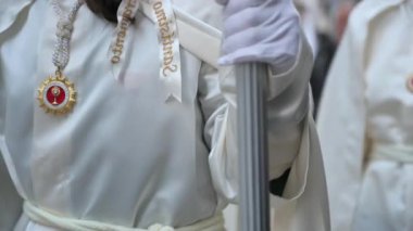 Burgos, İspanya - 17 Nisan 2025. Burgos, İspanya 'da Kutsal Hafta Hıristiyan alayı. Hıristiyanlar gibi giyinmiş tanınmayan insanlar Katolik inancını halka yayıyorlar. Yüksek kalite 4k görüntü