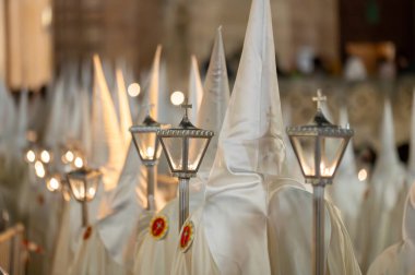 Burgos, İspanya - 17 Nisan 2025. Burgos, İspanya 'da Kutsal Hafta Hıristiyan alayı. Hıristiyanlar gibi giyinmiş tanınmayan insanlar Katolik inancını halka yayıyorlar. Yüksek kaliteli fotoğrafçılık