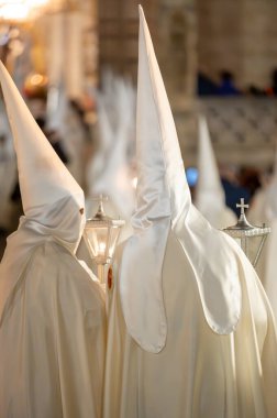 İspanyol kutsal haftası kutlamalarında tanınmayan Nasıralılar. Yüksek kalite fotoğraf