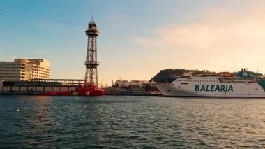 Barcelona - İspanya: 8 Nisan 2023: Balearia Ferry, Barcelona limanına yanaştı. Yüksek kalite 4k görüntü