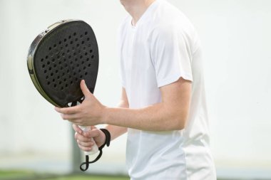 Padel raket tutan tanınmamış bir adam. Yüksek kalite fotoğraf